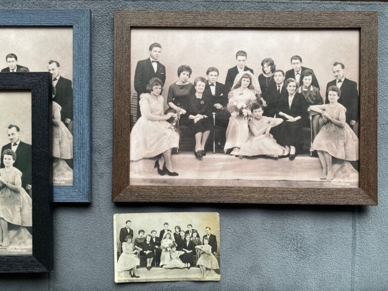 Renowacja starych zdjęć – czarno-białe rodzinne fotografie w ramkach przed odnowieniem