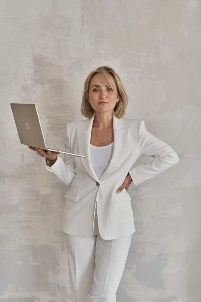 Portret pracownika do strony firmowej – sesja biznesowa kobieca w studio w Bieruniu