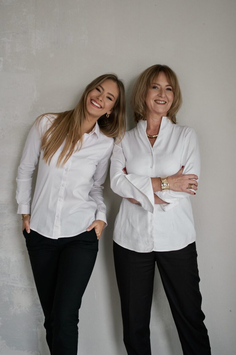 Sesja mama i córka – swobodna poza przy ścianie w studio fotograficznym pod Tychami