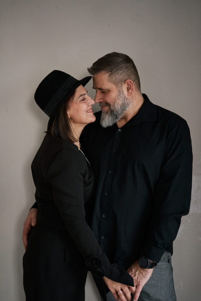 Sesja dla par w studio pod Tychami – para w ruchu, naturalne zdjęcie