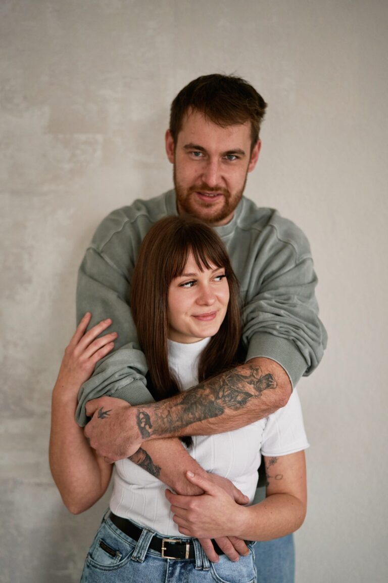 Roześmiana para na sesji w studio w Bieruniu – rozluźnienie zamiast tremy