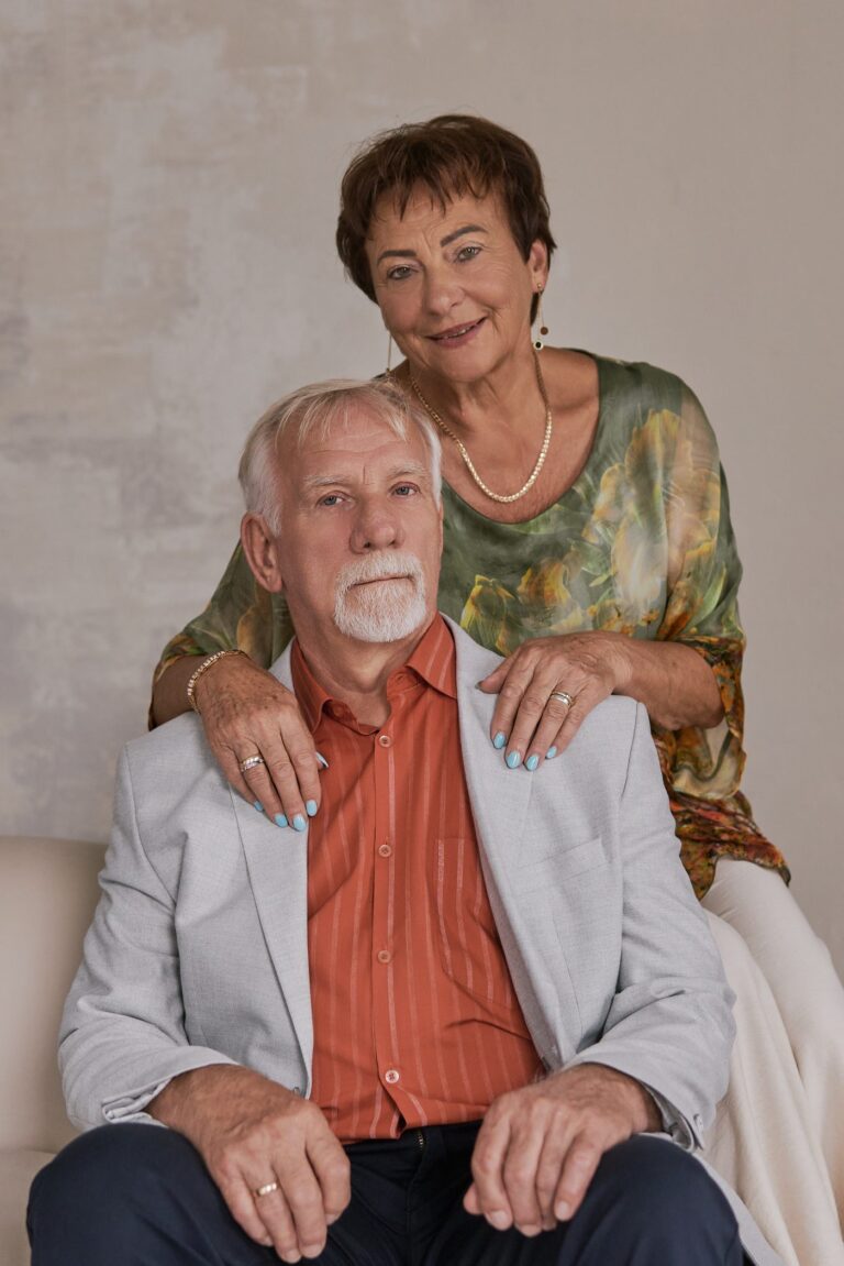 Sesja rodzinna dla dziadków w studio w Bieruniu – portret pary seniorów, idealny na rocznicę