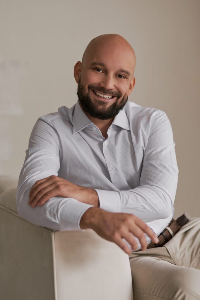 Profesjonalne zdjęcie profilowe na LinkedIn – męski portret biznesowy w studio w Bieruniu