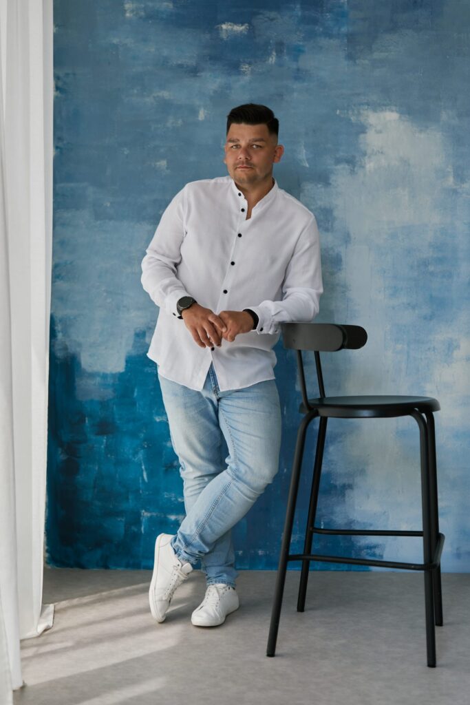 Męski portret w studio w Bieruniu – sesja zdjęciowa na osiemnastkę